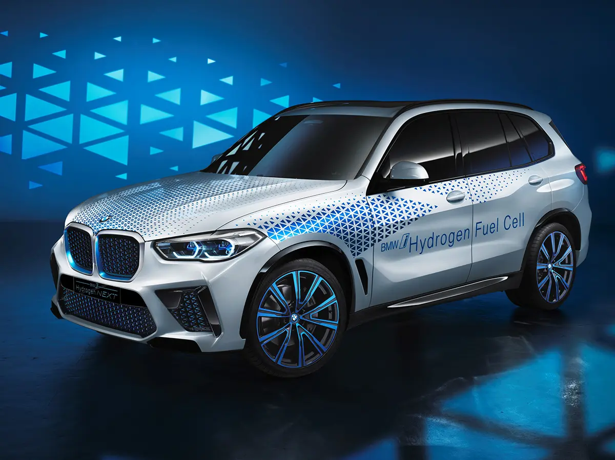A BMW i Hydrogen Next prototípusban sok a könnyűszerkezetes részlet, így saját tömege két tonna alatti
